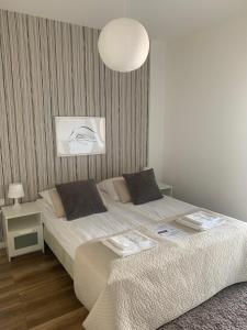 Posteľ alebo postele v izbe v ubytovaní IRS ROYAL APARTMENTS Apartamenty IRS Nadmorski Dwór