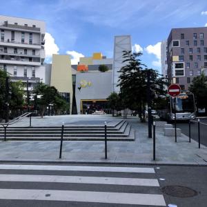 a city street with a bus parked in front of a building at Studio à 3 min Gare Massy-TGV in Massy +1 photo