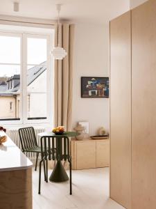 a kitchen with a table and chairs and a window at Superbe appartement design au coeur de Versailles, tout à pied in Versailles