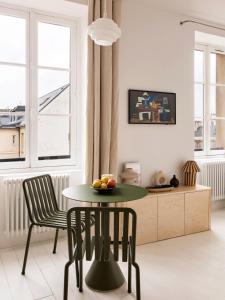 a dining room with a table and chairs in a room at Superbe appartement design au coeur de Versailles, tout à pied in Versailles +15 photos