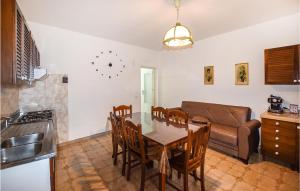 A kitchen or kitchenette at Stunning Home In Marina Di Lizzano