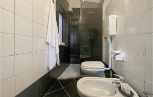 A bathroom at Stunning Home In Marina Di Lizzano