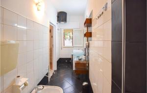 A bathroom at Stunning Home In Marina Di Lizzano