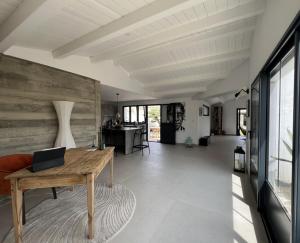 Μια τηλεόραση ή/και κέντρο ψυχαγωγίας στο Maison Jasmin, spacieuse, avec piscine privée chauffée