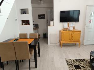 TV a/nebo společenská místnost v ubytování Zemun Central