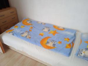 A bed or beds in a room at Ferienwohnung in Balatonlelle mit Garten