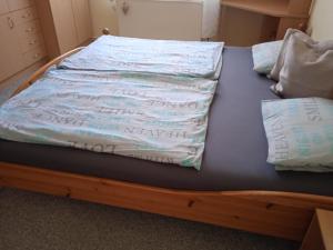 A bed or beds in a room at Ferienwohnung in Balatonlelle mit Garten