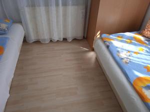 A bed or beds in a room at Ferienwohnung in Balatonlelle mit Garten Még 10 kép