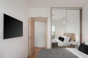 TV a/nebo společenská místnost v ubytování Athenian Riviera Sea View Penthouse