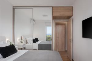 Postel nebo postele na pokoji v ubytování Athenian Riviera Sea View Penthouse