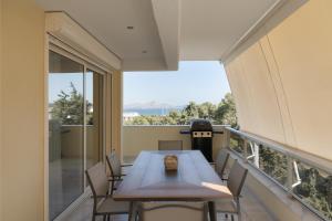 Balkón nebo terasa v ubytování Athenian Riviera Sea View Penthouse