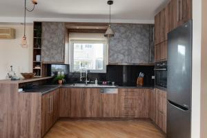 Kuchyň nebo kuchyňský kout v ubytování Athenian Riviera Sea View Penthouse