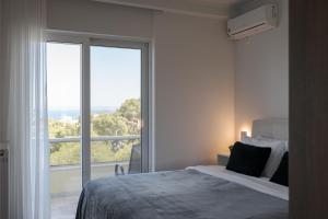 Postel nebo postele na pokoji v ubytování Athenian Riviera Sea View Penthouse