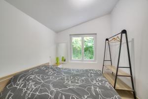 a bedroom with a bed and a ladder at 850m de la plage maison neuve pour 6 en foret in Saint-Vincent-sur-Jard