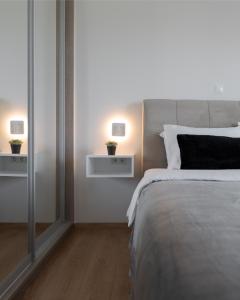 Postel nebo postele na pokoji v ubytování Athenian Riviera Sea View Penthouse