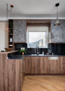 Kuchyň nebo kuchyňský kout v ubytování Athenian Riviera Sea View Penthouse