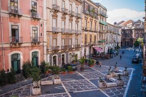 uitzicht op een straat met gebouwen bij Case Vacanze Catania in Catania