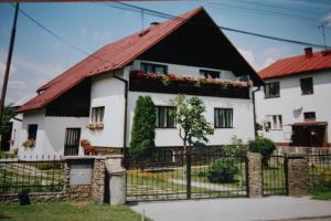 une maison blanche avec un toit rouge dans l'établissement Apartment Janka Demanova, à Liptovský Mikuláš