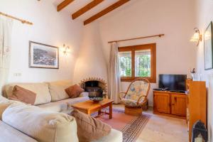 Charming Villa in Teulada with Private Pool في تيولادا: غرفة معيشة مع أريكة ومدفأة