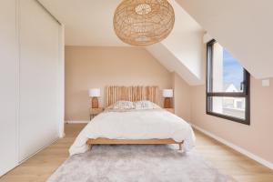 a bedroom with a bed and a large window at 450m de la plage, grande maison pour 10 in Saint-Philibert