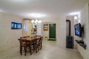 Μια τηλεόραση ή/και κέντρο ψυχαγωγίας στο Ferienhaus in Zagvozd mit Privatem Pool