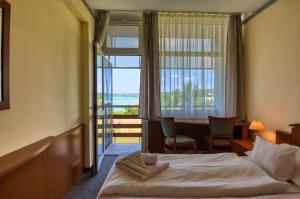 Posteľ alebo postele v izbe v ubytovaní Világos Hotel Balatonvilágos