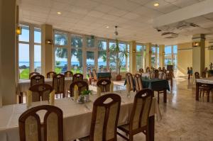 Reštaurácia alebo iné gastronomické zariadenie v ubytovaní Világos Hotel Balatonvilágos