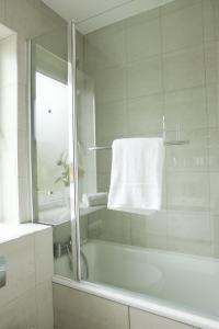 a bathroom with a tub and a towel on a towel rack at Ballintra 3 Bedroom Family Holiday Home - Near Rossnowlagh Surfing & Beach & Donegal Bay Golf in Ballintra