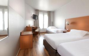 巴黎雄狮酒店的一间有两张床和一台电视的酒店房间