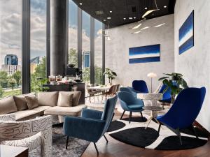ワルシャワにあるCrowne Plaza - Warsaw - The HUB by IHGのリビングルーム(青い椅子、ソファ付) +37枚の写真
