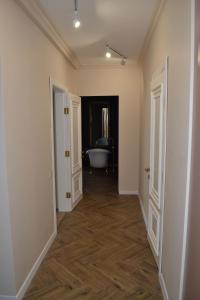 a hallway with a bath tub in a room at Park Gate apartment Новий Елітний ЖК біля Центрального парку in Chernivtsi
