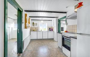Kuchyň nebo kuchyňský kout v ubytování Lovely Apartment In Ulfborg With Wifi