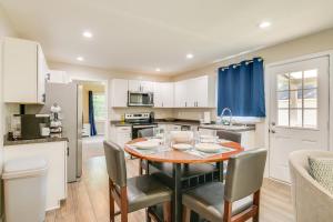 Una cocina con una mesa y sillas en una cocina. en Charming Greenville Home with Yard 3 Mi to Downtown, en Greenville