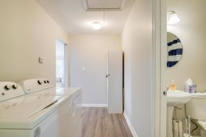 Una cocina blanca con fregadero y refrigerador. en Charming Greenville Home with Yard 3 Mi to Downtown, en Greenville 17 fotos más
