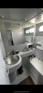 un piccolo bagno con lavandino e WC di Barco Apartamento Playa Valencia a Valencia Altre 32 foto
