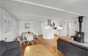 Η κουζίνα ή μικρή κουζίνα στο Stunning Home In Rømø With Sauna