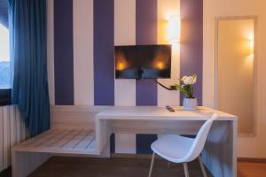 Televiisor ja/või meelelahutuskeskus majutusasutuses Hotel Binelli