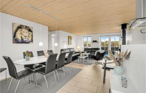 salon ze stołem i krzesłami w obiekcie Amazing Home In Ulfborg With Kitchen w mieście Øhuse