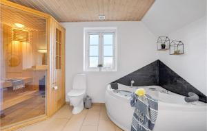 łazienka z wanną i toaletą w obiekcie Amazing Home In Ulfborg With Kitchen w mieście Øhuse +25 zdjęć