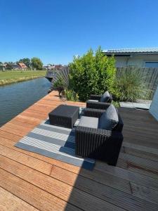 Balkón nebo terasa v ubytování Ferienhaus Tami direkt am Wasser mit eigenem Bootsanlegesteiger