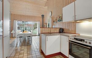 Kuchyň nebo kuchyňský kout v ubytování Stunning Home In Jerup With Kitchen + 26 fotografií