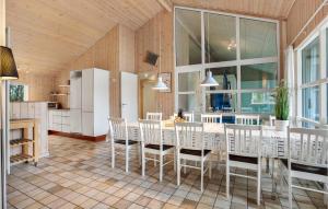 Kuchyň nebo kuchyňský kout v ubytování Stunning Home In Jerup With Kitchen