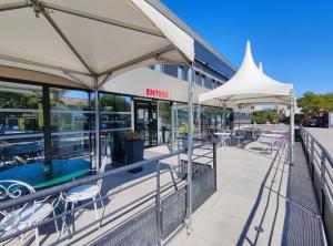 Bazén v ubytování Brit Hotel Porte d'Espagne nebo v jeho okolí