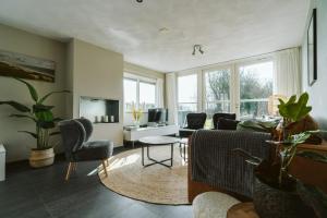 Televisyen dan/atau pusat hiburan di Poldersbos 3 - Ouddorp "BarLeDunes" - met jacuzzi en sauna