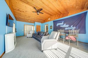 Un televizor și/sau centru de divertisment la Lake Erie Escape Family-Friendly Home with Patio