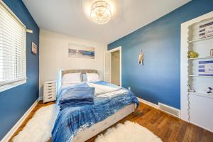 Un pat sau paturi într-o cameră la Lake Erie Escape Family-Friendly Home with Patio