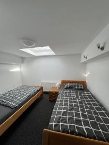a bedroom with two beds in a room at Zimmer in geteilter Ferienwohnung in Bremerhaven
