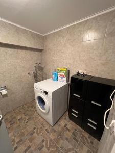 a washer and dryer in a small bathroom at Zimmer in geteilter Ferienwohnung in Bremerhaven