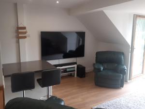 シーフォードにあるStunning apartmentのリビングルーム(テーブル、テレビ、椅子付)