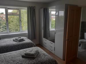 シーフォードにあるStunning apartmentのベッドルーム1室(ベッド2台、鏡、窓付)